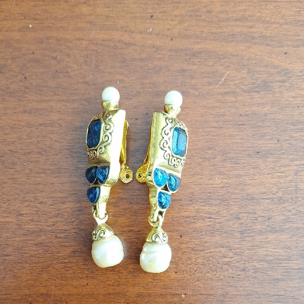 Vintage Clip Gold Tone faux Pearl And Faux Blue Stone On Earrings
